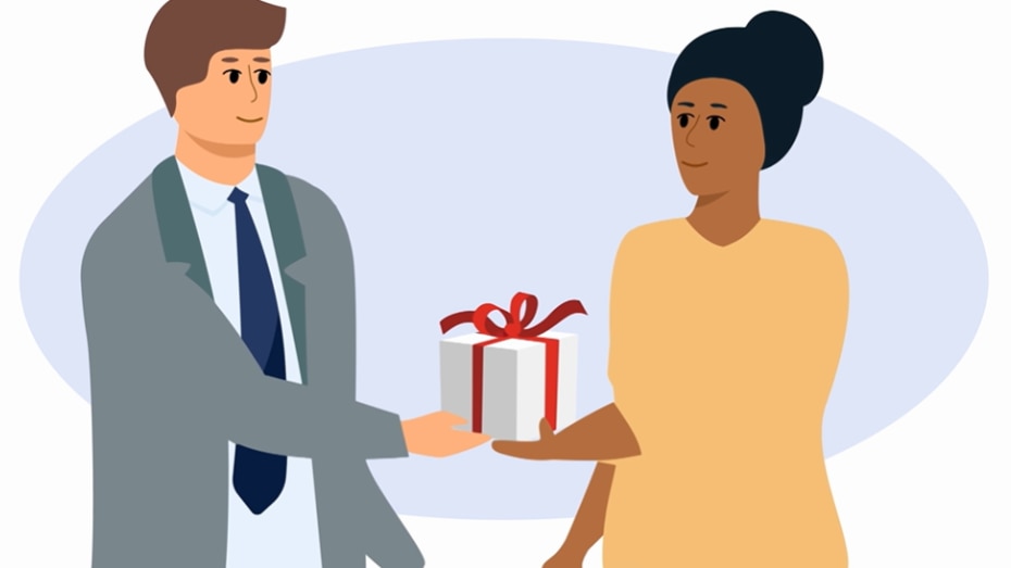 Una imagen animada de un hombre y una mujer sosteniendo un regalo