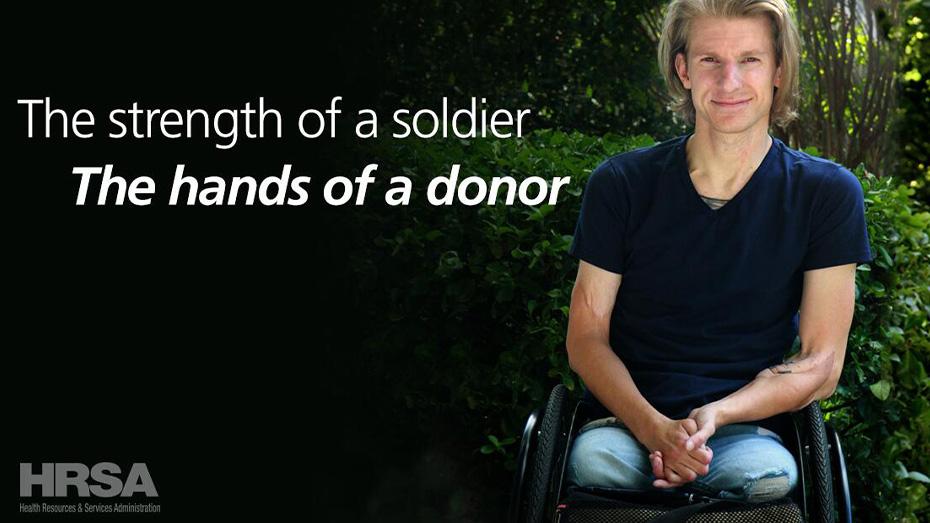 La fortaleza de un soldado. Las manos de un donante.