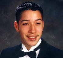 El retrato de Robert del último año de secundaria; Robert mira fuera de cámara y sonríe.